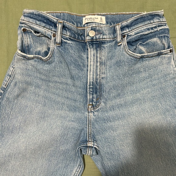 Abercrombie & Fitch 90s Ultra High Rise Straight Jeans (Light Wash) 30/10S - Picture 2 of 5